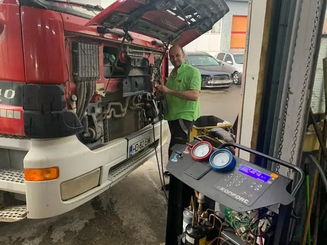 Stație de climatizare conectată la un camion, cu manometrele pe instalație